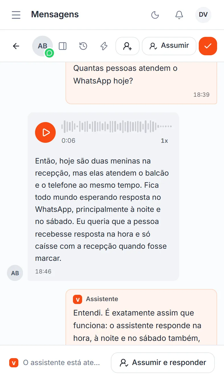 Painel de atendimento aberto no celular mostrando conversas de WhatsApp conectadas por QR code